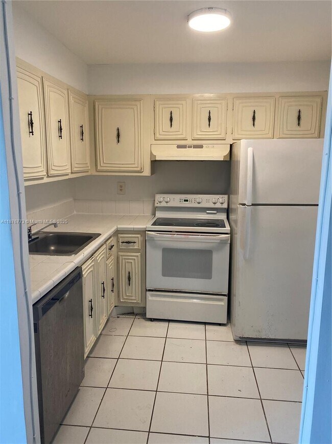 Foto del edificio - 486 NW 165th St