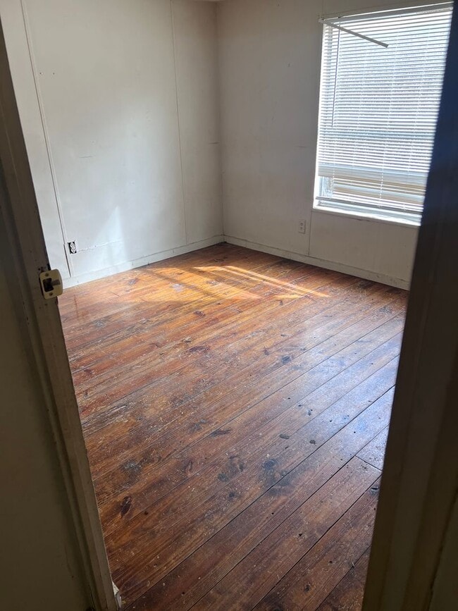 Building Photo - 3 Bedroom Home -ALL UTILITIES INCLUDED!