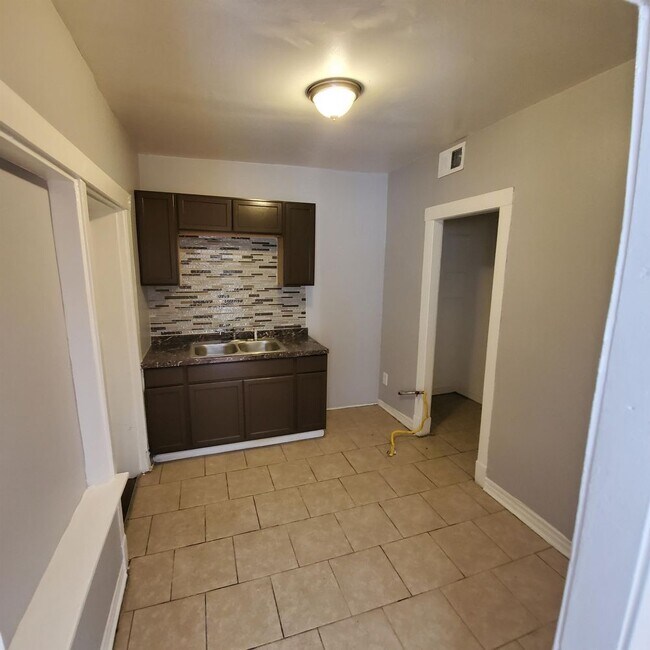 Building Photo - 439 East 111th Place - 3W