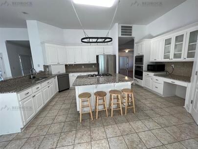 Foto del edificio - 100 Overton Rd