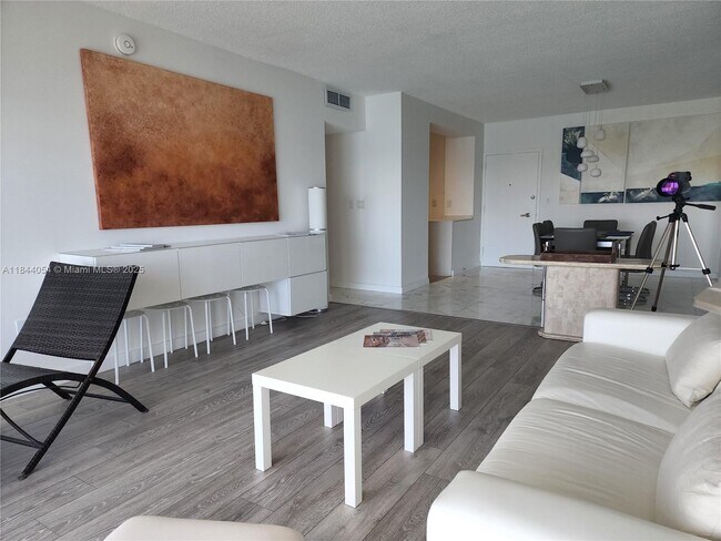 Foto del edificio - 300 Bayview Dr