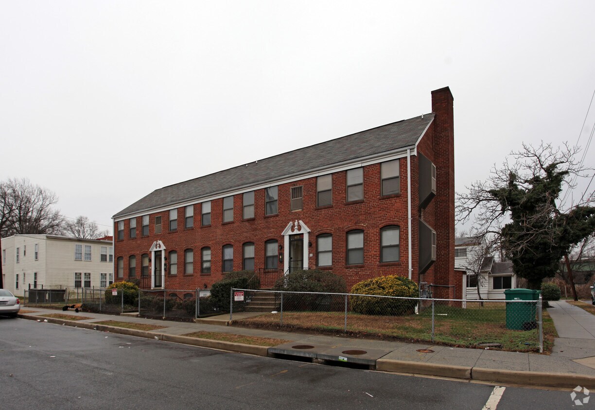 Primary Photo - 419-421 32nd St SE