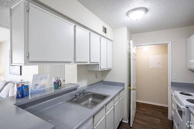 2BR, 2BA - 921SF - Kitchen - The Trails of Dickson Apartment Homes