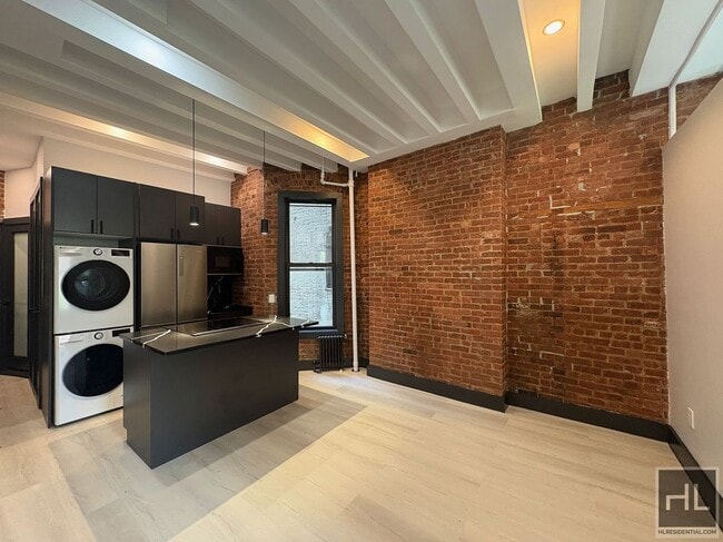 Building Photo - Mott Street