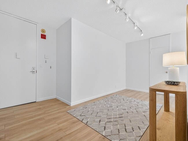 Building Photo - 65 E India Row