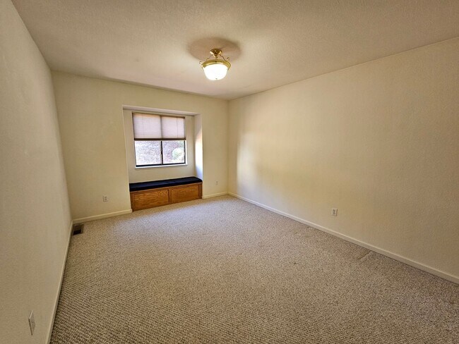 Foto del edificio - 3200sqft home with solar for rent!