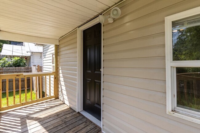 Foto del edificio - Two Bedroom Home!