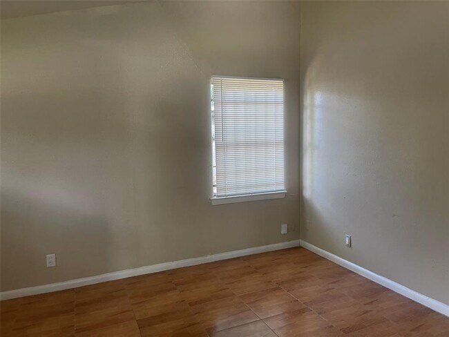 Building Photo - 3915 Brookfield Dr