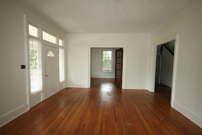 Foto del edificio - Gorgeous Historic Home / 3 Spacious Floors...