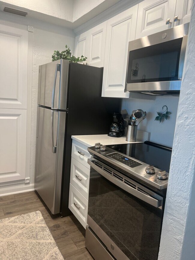 Foto del edificio - NEW PRICE on Adorable 1BR/1BA Condo in Downtown Venice