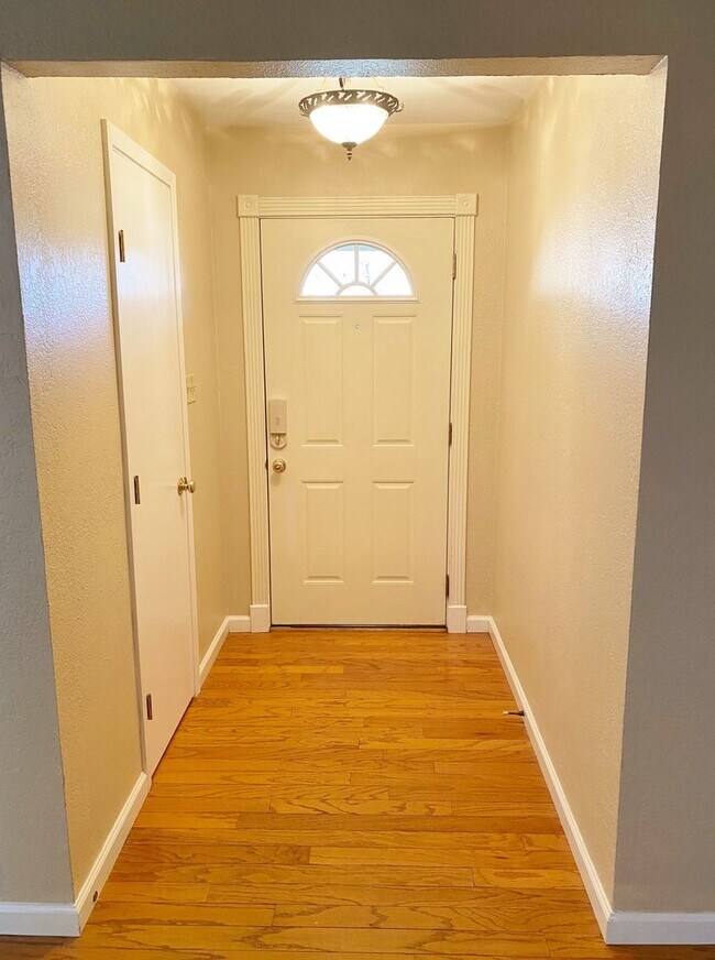 Building Photo - Adorable and Freshly painted Edgecliff Village 3 Bed 2 Bath!!