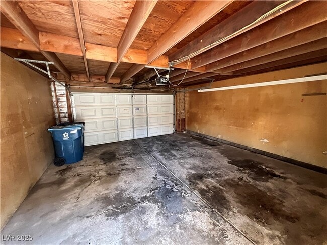 Building Photo - 4940 Larkspur St