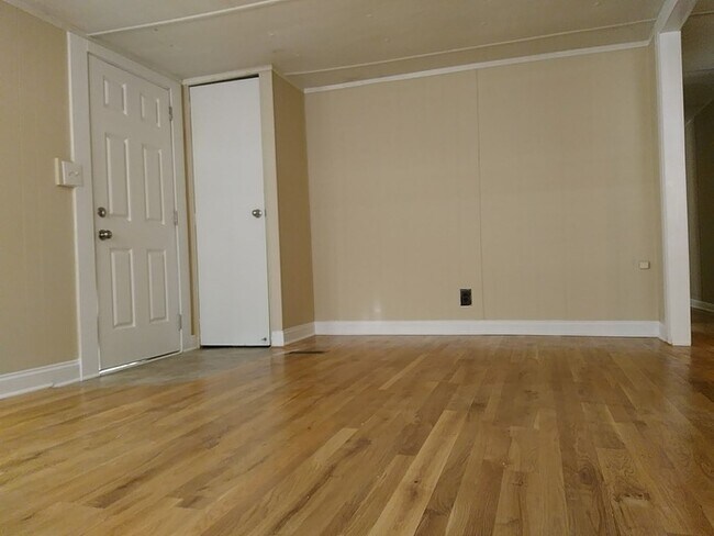 Building Photo - Charming home in popular Hillsborough