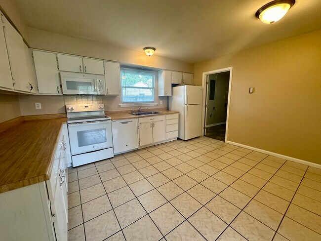 Building Photo - 4436 Cambria St