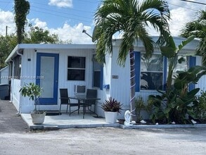 Building Photo - 231 W Lake Dr