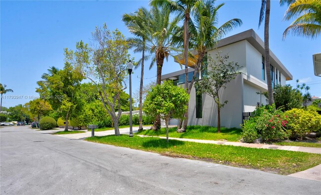 Foto del edificio - 735 Fernwood Rd