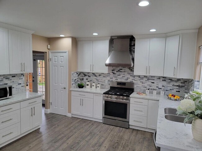 Building Photo - CLICK "REQUEST A TOUR" NOW!