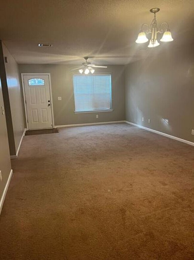 Foto del edificio - Townhome Living Made Easy: Your 2-Bed, 2-B...