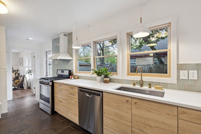 Foto del edificio - 2732 Catherine St