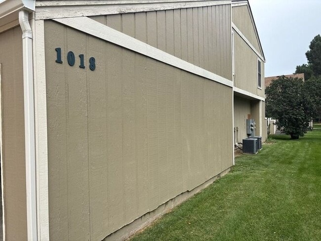 Building Photo - 1018 Davidson Dr