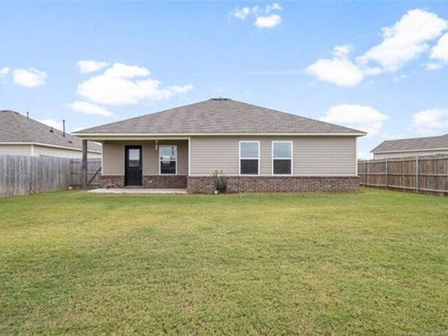 Building Photo - Spacious 3 Bed 2 Bath Home with 2 car gara...