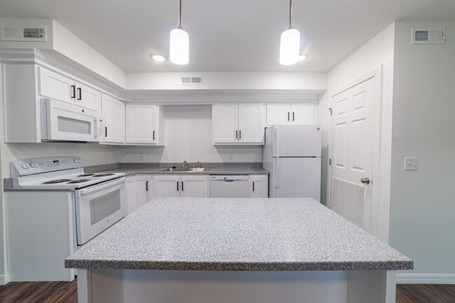 Building Photo - 6208 Commerce Dr