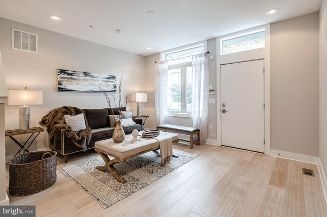 Foto del edificio - Northern Liberties Townhome with 2 Car Parking
