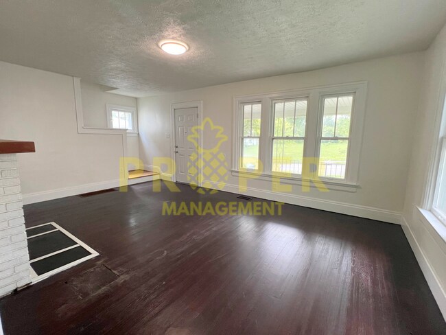 Building Photo - 3 bedrooms 1 bathrooms house for rent