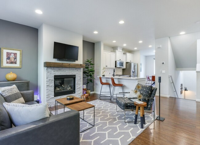 Foto del edificio - Immaculate 2-Bedroom Townhome in Tanasbourne with Smart Upgrades & High-End Finishes!