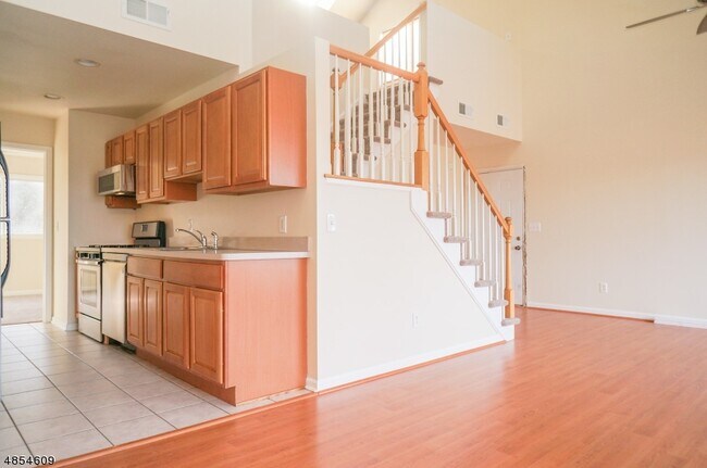Building Photo - 2 Port Royal Dr
