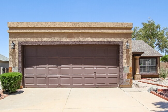 Building Photo - 1308 E Topeka Dr