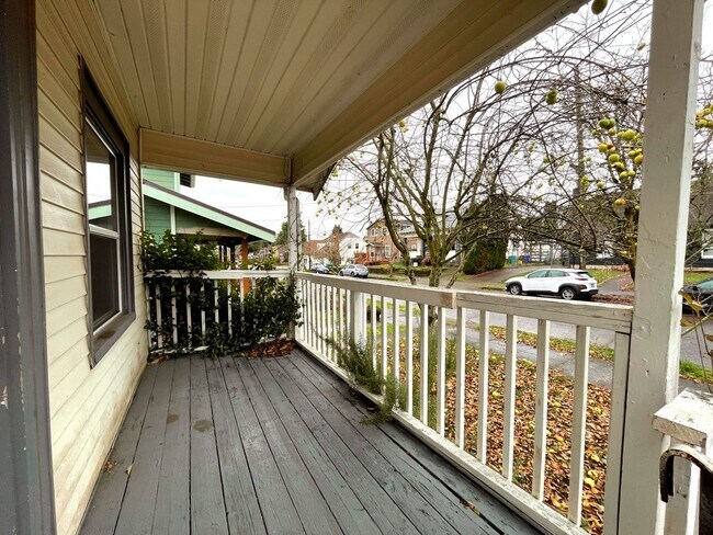 Building Photo - Cozy Bungalow in North Portland with Fence...