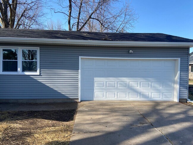 Building Photo - Comfort Meets Convenience in This Updated ...