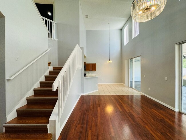 Building Photo - Ready to move-in on June 6th! Luxurious & ...