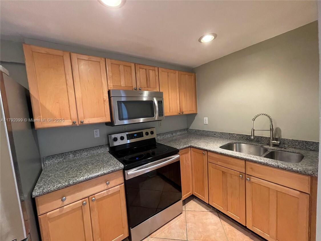 Foto principal - 8650 SW 67th Ave