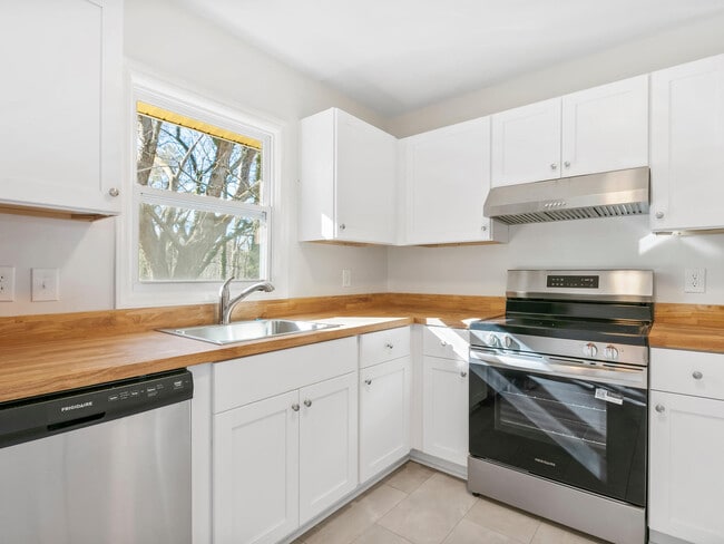 Building Photo - 51 W Chapel Rd