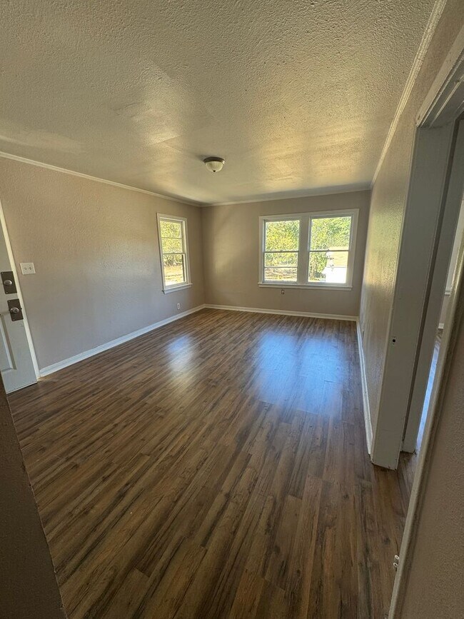 Building Photo - Like New 4 Bedroom Home in Queensborough