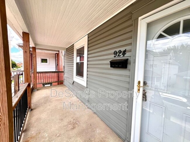 Building Photo - 924 Lenz Ave