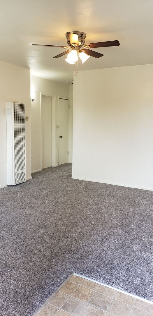 Building Photo - Bright end unit in La Mesa!