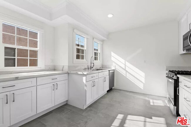 Foto del edificio - 1235 S Tremaine Ave