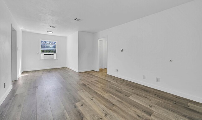 Building Photo - Newly remodeled 2/1 available now