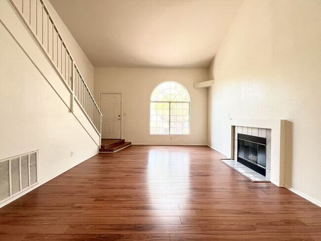 Foto del edificio - Spacious Townhome in Desirable Green Valle...