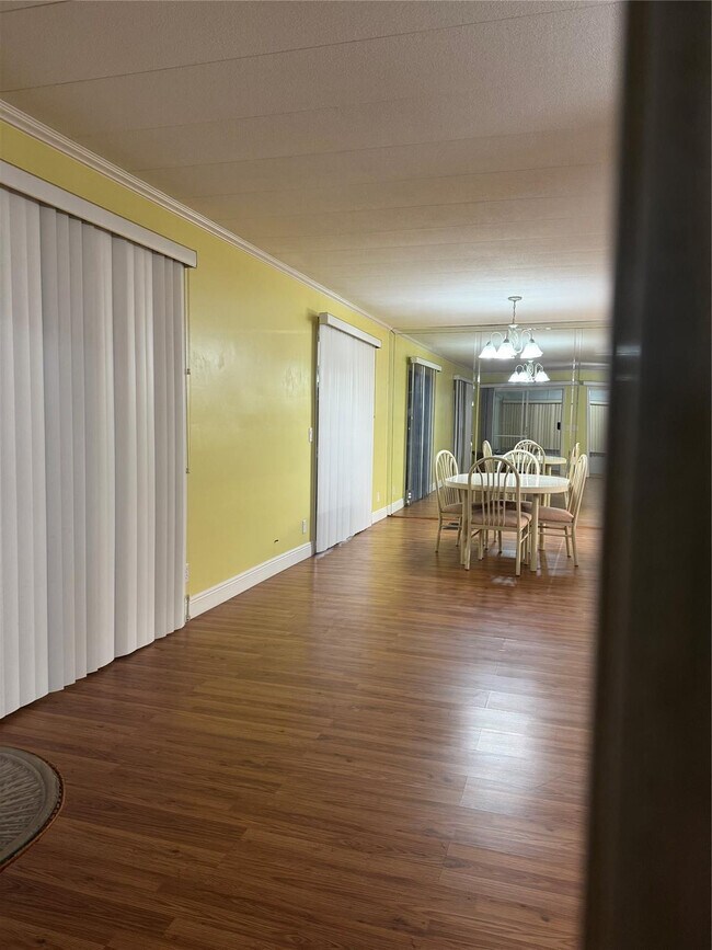 Foto del edificio - 1921 SW 83rd Ave