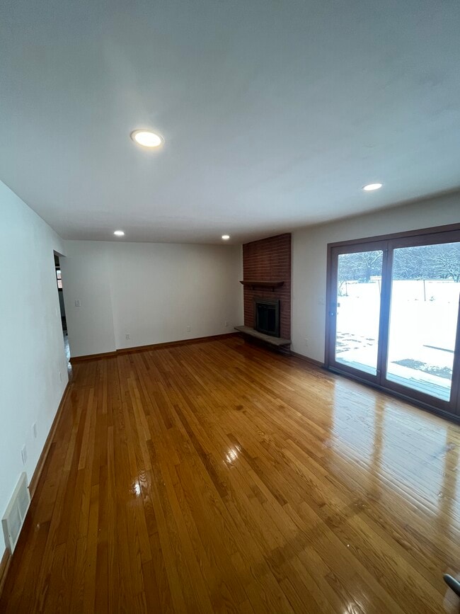 Building Photo - 1202 N Green Grove Rd