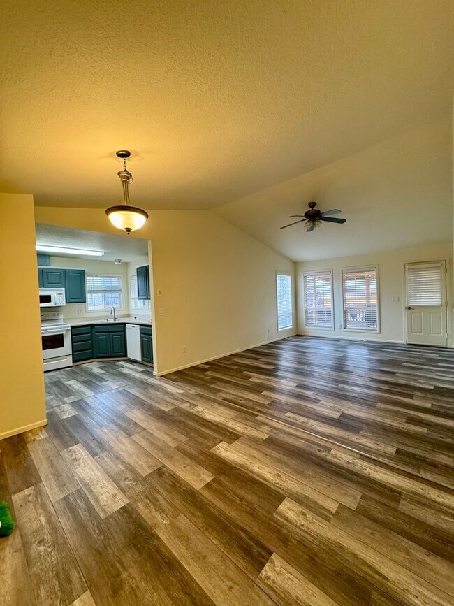 Building Photo - Adorable Home in SW Redmond with Huge Back...