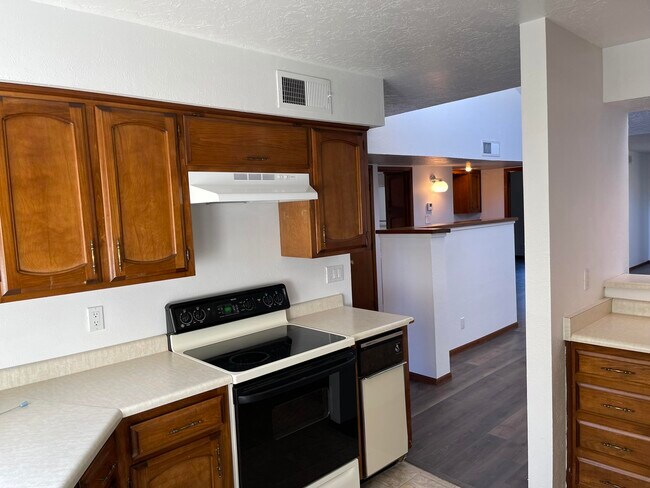 Building Photo - 830 Live Oak Rd NE