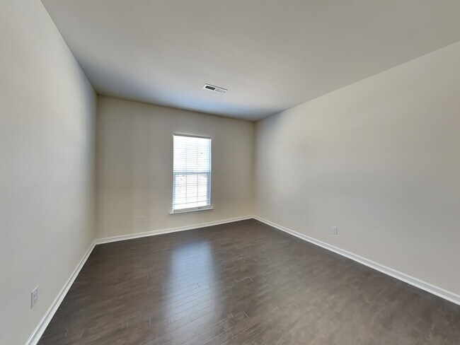 Building Photo - Beautiful Home!
