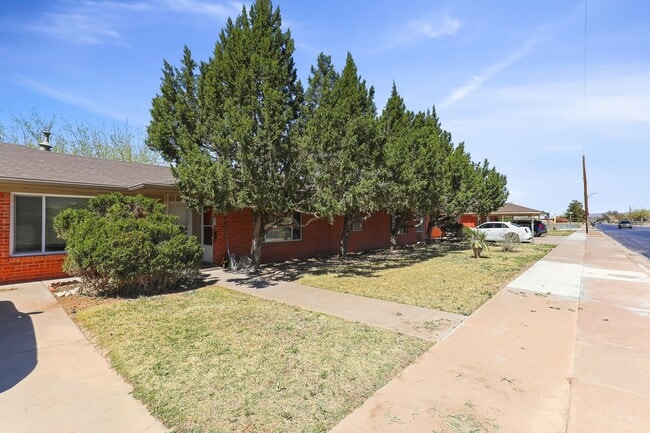 Building Photo - Adorable 2 bedroom 1 bath apartment!