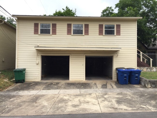 Building Photo - 301 E Rosewood Ave