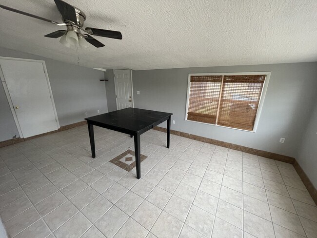 Foto del edificio - Fully renovated 3B 1B home